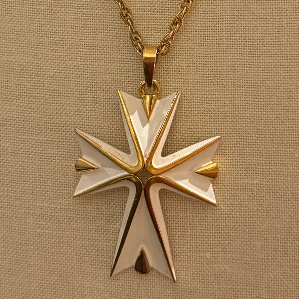Vintage Crown Trifari 18k Gold Plate White Enamel Maltese Cross Pendant Necklace - Picture 3 of 6